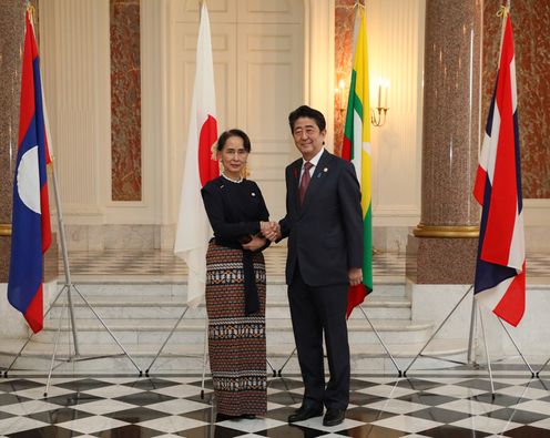 Photograph of the Prime Minister welcoming the State Counsellor of the Republic of the Union of Myanmar