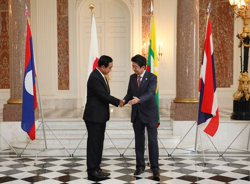 Photograph of the Prime Minister welcoming the Prime Minister of the Kingdom of Thailand