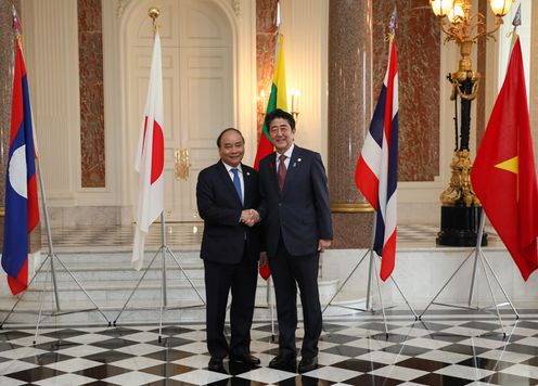 Photograph of the Prime Minister welcoming the Prime Minister of the Socialist Republic of Viet Nam