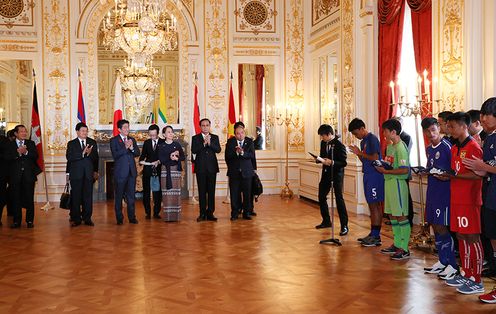 Photograph of the exchange between soccer players of Japan and the countries of the Mekong region 