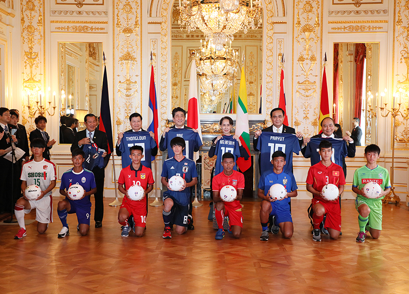 Photograph of the exchange between soccer players of Japan and the countries of the Mekong region 