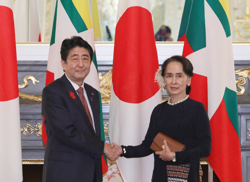 Photograph of the Prime Minister shaking hands with the State Counsellor of the Republic of the Union of Myanmar 