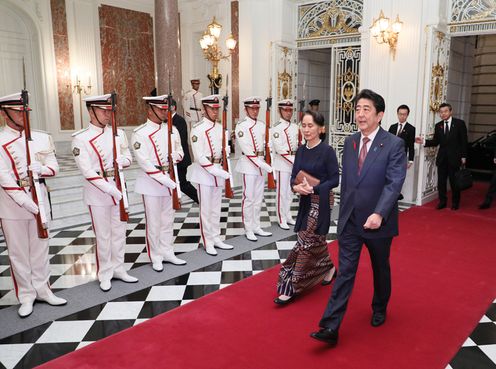 Photograph of the Prime Minister welcoming the State Counsellor of the Republic of the Union of Myanmar