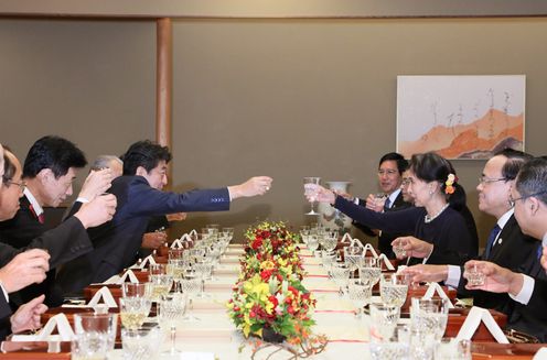 Photograph of the banquet hosted by the Prime Minister