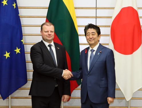 Photograph of the leaders shaking hands