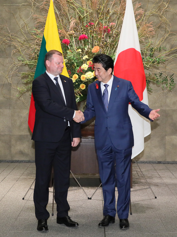 Photograph of the Prime Minister welcoming the Prime Minister of Lithuania