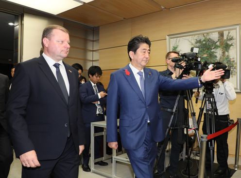 Photograph of the leaders about to attend the joint press announcement