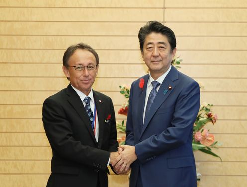 Photograph of the Prime Minister shaking hands with the Governor of Okinawa Prefecture