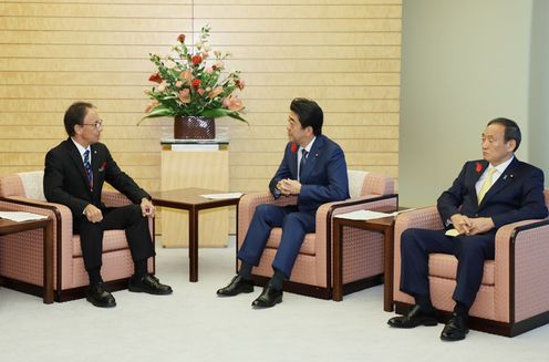 Photograph of the Prime Minister holding the meeting