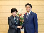 Photograph of the Prime Minister shaking hands with the Governor of Tokyo