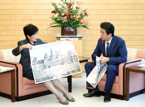 Photograph of the Prime Minister holding the meeting