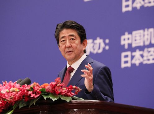 Photograph of the Prime Minister giving a speech at the First Session of the China-Japan Third-Party Market Cooperation Working Mechanism