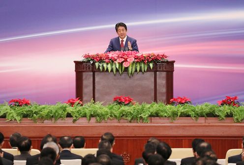 Photograph of the Prime Minister giving a speech at the First Session of the China-Japan Third-Party Market Cooperation Working Mechanism