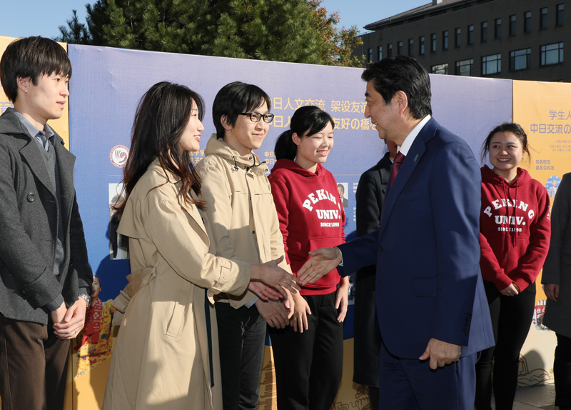 Photograph of the Prime Minister interacting with students at Peking University