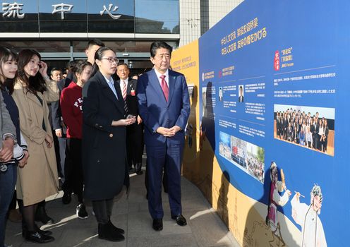 Photograph of the Prime Minister interacting with students at Peking University