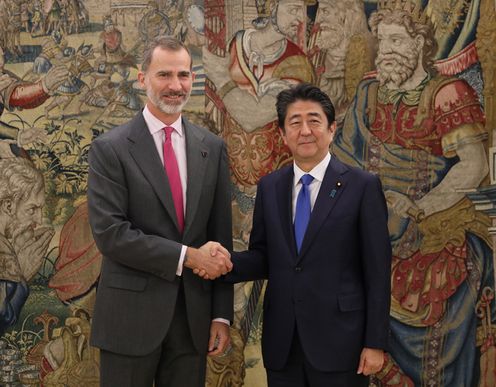 Photograph of the Prime Minister being received in audience by the King of Spain 