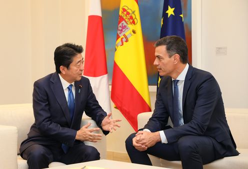 Photograph of the Prime Minister conversing with the President of Spain