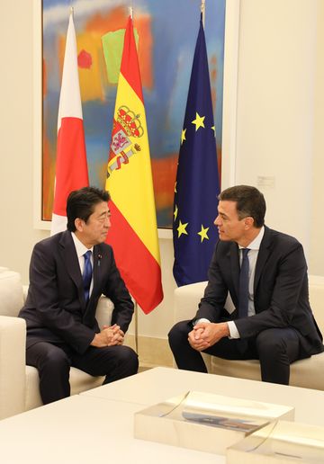 Photograph of the Prime Minister conversing with the President of Spain