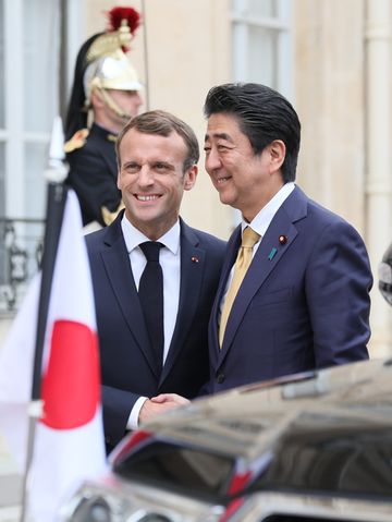 Photograph of the Prime Minister being welcomed by the President of France