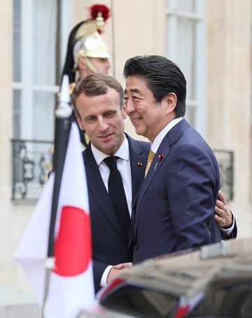 Photograph of the Prime Minister being welcomed by the President of France