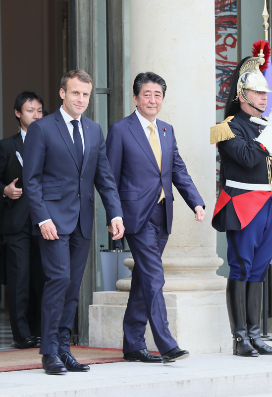 Photograph of the Prime Minister being escorted by the President of France