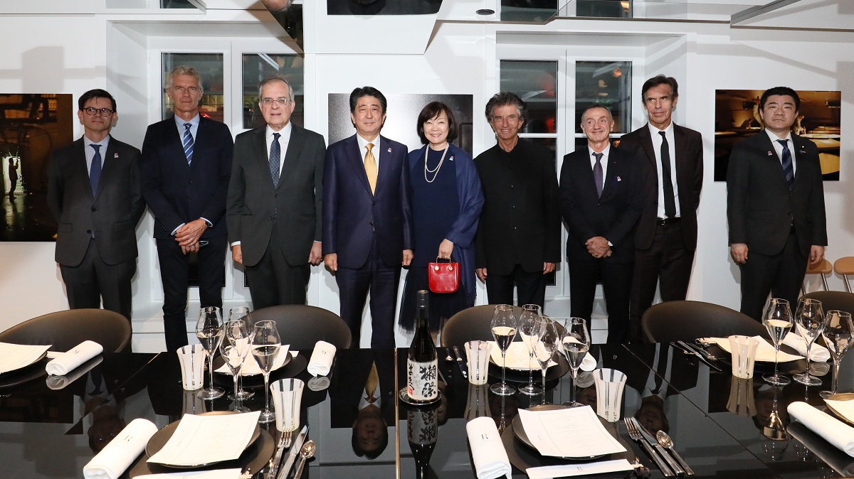 Photograph of the Prime Minister about to attend the dinner with representatives of Japonismes