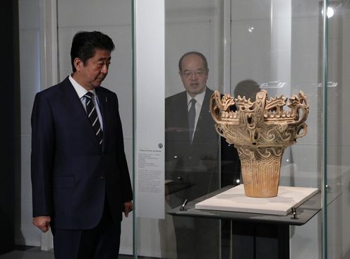 Photograph of the Prime Minister visiting the “Jomon – Birth of art in prehistoric Japan” exhibit