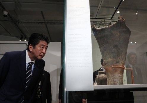 Photograph of the Prime Minister visiting the “Jomon – Birth of art in prehistoric Japan” exhibit