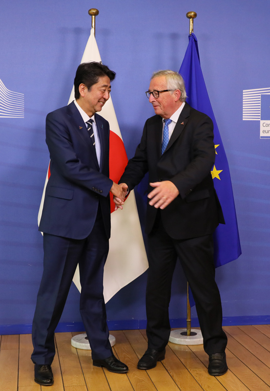 Photograph of the Prime Minister shaking hands with the President of the European Commission