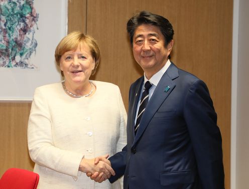 Photograph of the Prime Minister shaking hands with the Chancellor of Germany