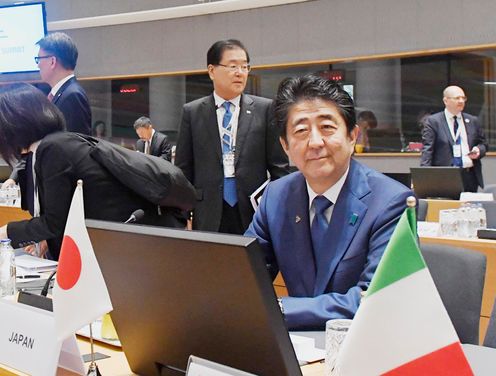 Photograph of the Prime Minister attending the ASEM Summit Meeting (pool photo)