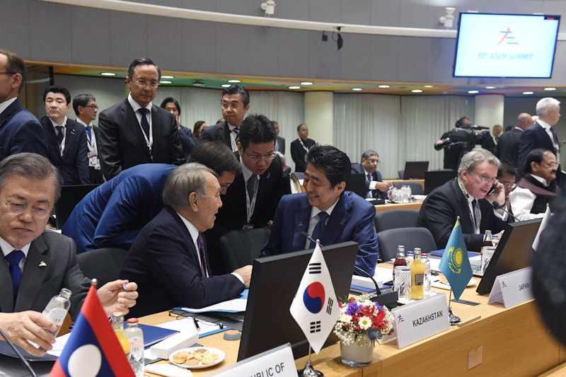 Photograph of the Prime Minister attending the ASEM Summit Meeting (pool photo)