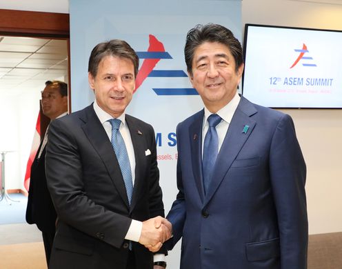 Photograph of the Prime Minister shaking hands with the President of the Council of Ministers of Italy