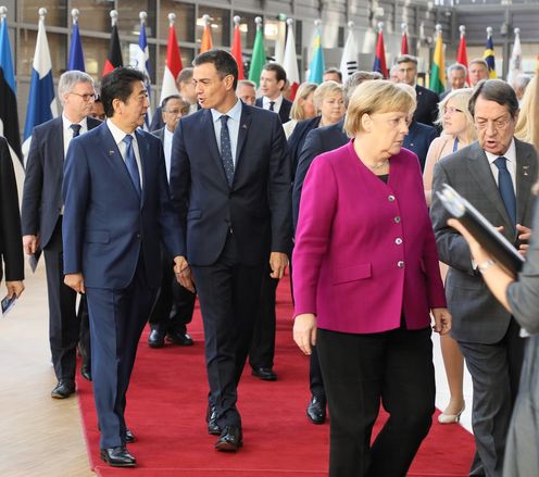 Photograph of the Prime Minister attending a photograph session