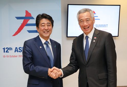 Photograph of the Prime Minister shaking hands with the Prime Minister of Singapore