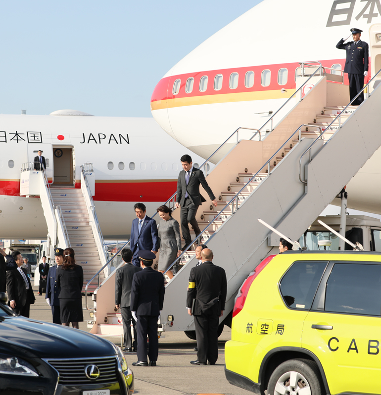 Photograph of the Prime Minister returning to Japan