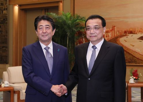 Photograph of the Prime Minister meeting with the Premier of China