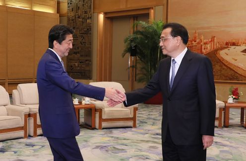 Photograph of the Prime Minister meeting with the Premier of China