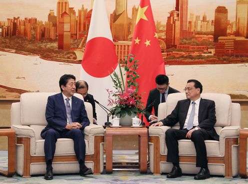 Photograph of the Prime Minister meeting with the Premier of China