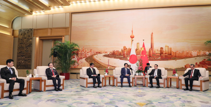 Photograph of the Prime Minister meeting with the Premier of China