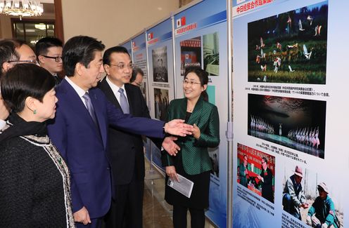 Photograph of the Prime Minister visiting a photography exhibition on Japan-China economic and trade cooperation