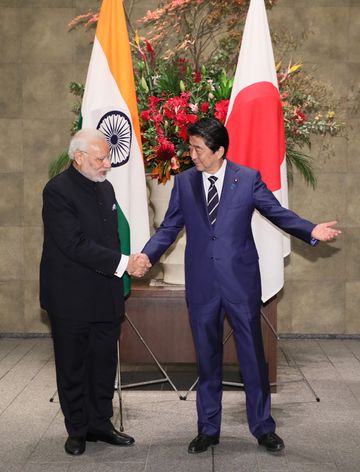 Photograph of the Prime Minister welcoming the Prime Minister of India