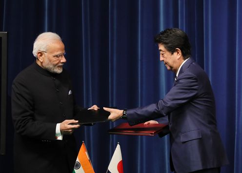 Photograph of the ceremony for signing and exchange of documents