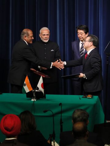 Photograph of the ceremony for signing and exchange of documents