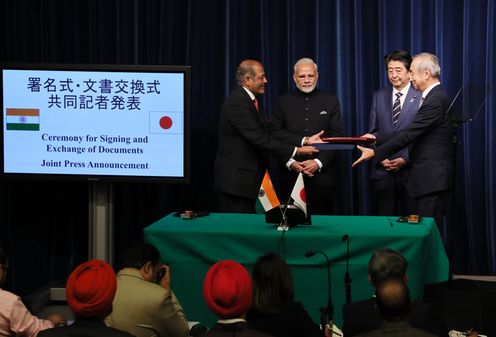 Photograph of the ceremony for signing and exchange of documents