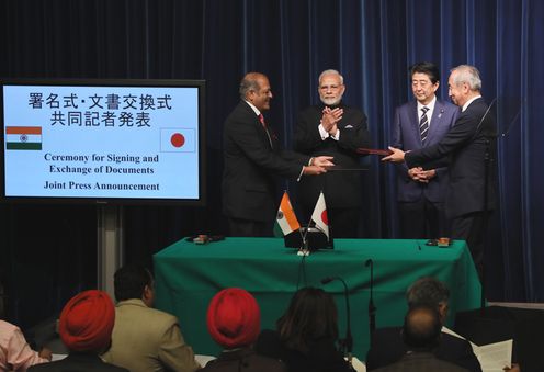 Photograph of the ceremony for signing and exchange of documents