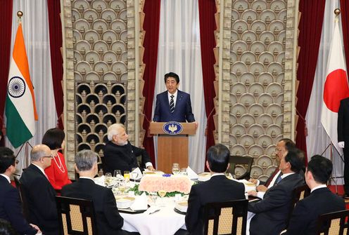 Photograph of the Prime Minister delivering an address at the banquet hosted by Prime Minister Abe and Mrs. Abe 