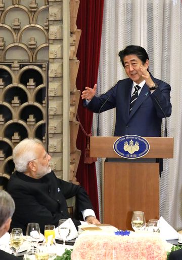 Photograph of the Prime Minister delivering an address at the banquet hosted by Prime Minister Abe and Mrs. Abe 