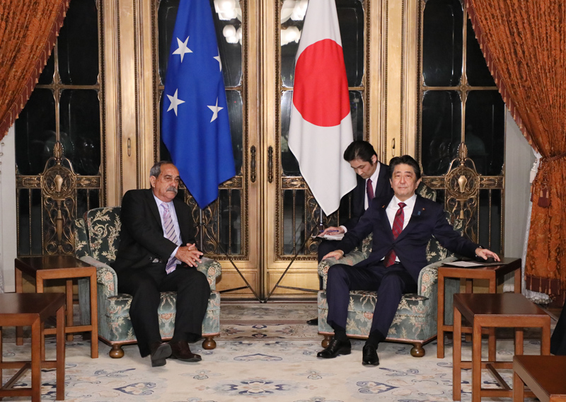 Photograph of the Prime Minister meeting with the President of Micronesia