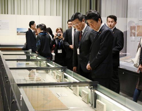 Photograph of the Prime Minister viewing the special exhibition